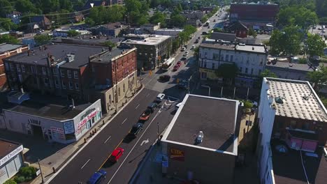 Whitby-Luftdrohnenaufnahme-über-Dem-Stadtzentrum-Mit-Gebäuden-Und-Straßen,-Niedriger-Winkel,-Kanada