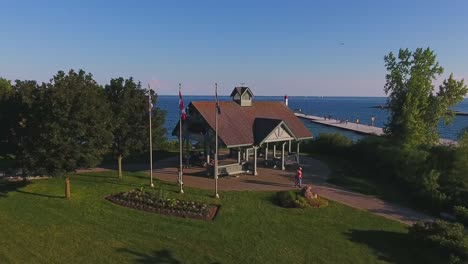 Rotary-Sunrise-Lake-Park-Mit-Blick-Auf-Den-Leuchtturm-Von-Whitby-Harbour