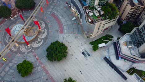 Filmischer,-Nach-Oben-Geneigter-Blick-Auf-Den-Stadtplatz-Von-Jiulongpo-Mit-Bahnhof-Und-Wolkenkratzern-In-Yangjiaping,-Chongqing,-China