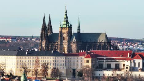 Vista-Aérea-De-Cerca-De-La-Majestuosa-Catedral-Y-El-Palacio,-Complejo-Del-Castillo-De-Praga