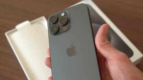 Erste-Empfindungen-Des-IPhone-15-Pro-Max-In-Der-Hand