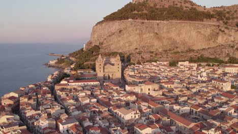 Luftdrohnenaufnahme-Der-Berühmten-Mittelalterlichen-Altstadt-Von-Celafu-In-Sizilien,-Italien