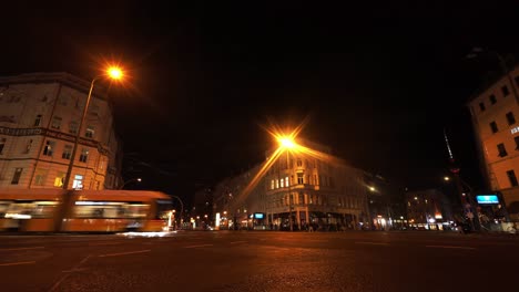 Rosenthaler-Platz-Berlin-Zeitraffer-Mit-Straßenbahnen-Und-Dem-Fernsehturm-Im-Hintergrund-In-Einer-Kalten-Winternacht