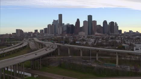 Toma-Descendente-De-Drones-Del-Centro-De-Houston,-Texas-Y-El-Paisaje-Circundante.