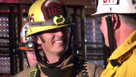 Los-Bomberos-Hablan-En-El-Lugar.