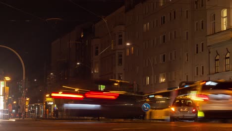 Timelapse-De-Tranvías-Y-Tráfico-En-Rosenthaler-Platz-En-Una-Fría-Noche-De-Diciembre-En-Berlín,-Alemania.