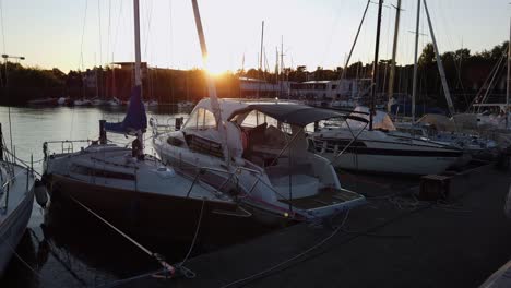 Angedockte-Segelboote-Im-Licht-Der-Untergehenden-Sonne-In-Balatonfüred,-Ungarn