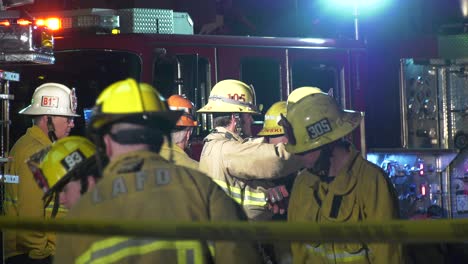 Los-Bomberos-Se-Enfrentan-A-La-Escena-De-La-Emergencia.