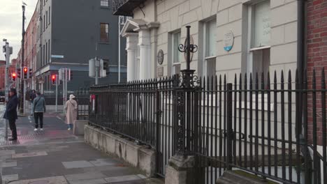 Szene-Mit-Menschen-Auf-Dem-Bürgersteig-In-Der-Nähe-Des-Oscar-Wilde-Hauses-In-Dublin,-Irland
