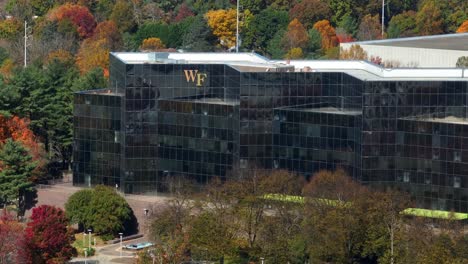 Edificio-De-Cristal-Con-El-Logotipo-&quot;wf&quot;-De-Wake-Forest