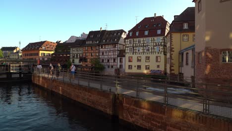 Menschen-Laufen-Um-Den-Flusskanal-La-Petite-France-Ill-Herum