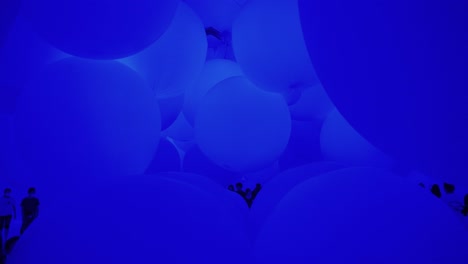 Schwenken-Sie-Von-Links-Nach-Rechts-Durch-Den-Riesigen-Leuchtenden-Ballsaal-In-Toyosu-Teamlab-Planets