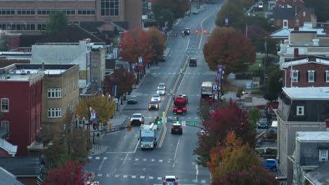 Calle-Principal-De-Un-Pequeño-Pueblo-De-EE.UU.-Durante-La-Mañana-De-Otoño