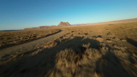 Vuelo-Rápido-Con-Drones-Alrededor-De-Un-Vehículo-Utilitario-Deportivo-4x4-Y-Por-La-Pintoresca-Carretera-Del-Desierto-De-Utah