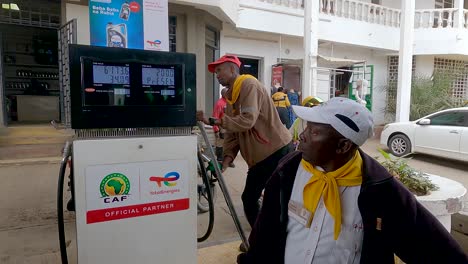 Tankwart-Betankt-Fahrzeug-An-Der-Tankstelle-In-Narok,-Kenia