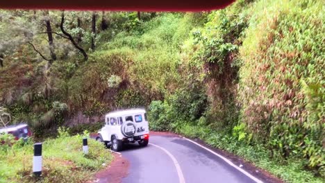 Pov-Beim-Fahren-Des-Touristenjeeps-Auf-Dem-Mount-Bromo-Tengger-Semeru,-Ost-Java,-Indonesien