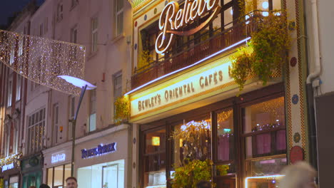 Entrada-Del-Establecimiento-De-Cafés-Orientales-De-Bewley-Por-La-Noche-Con-Turistas