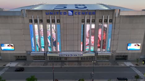 United-Center-En-Chicago-Con-Grandes-Pancartas-De-Jugadores-De-Los-Chicago-Bulls