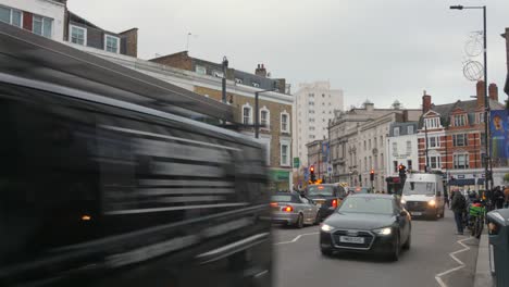 Intenso-Movimiento-De-Automóviles-En-El-Distrito-De-Fulham,-Centro-De-Londres,-Inglaterra