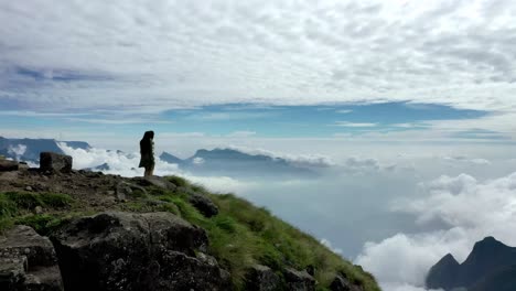 Luftdrohne-Auf-Sichtkamera,-Die-Sich-Vorwärts-Bewegt,-Wo-Berge-Sichtbar-Sind,-Die-Von-Wolken-Bedeckt-Sind