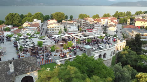 Imágenes-De-Drones-De-La-Ciudad-De-Ioannina,-Mirando-El-Centro-De-La-Ciudad-Desde-Arriba