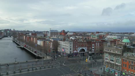 Fesselnde-Aussicht-Auf-Das-Friedliche-Dublin-Mit-Dem-O&#39;Connell-Denkmal