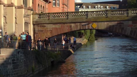 La-Gente-Camina-Por-El-Canal-Del-Río-Enfermo-Cerca-De-La-Petite-France