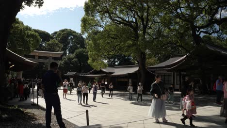 Turistas-Caminando-Por-La-Plaza-En-El-Santuario-Meji-Cámara-Lenta