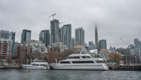 Zeitraffer-Niedriger-Wolken,-Die-Die-Skyline-Der-Stadt-Toronto-Bedecken