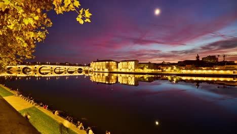 Toulouse-Francia-Atardecer-Timelapse-Que-Muestra-El-Histórico-Terraplén-Del-Río-Ocupado-Con-Gente-Relajándose