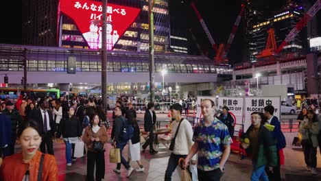 Zeitlupenschwenk-über-Den-Abgesperrten-Bereich-Von-Shibuya,-Nachdem-Der-Bürgermeister-Jegliche-Halloween-Feierlichkeiten-Verboten-Hat