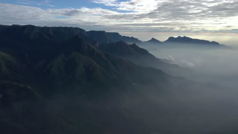 El-Dron-Con-Cámara-Aérea-Avanza-Hacia-Donde-Se-Ven-Muchas-Montañas-Grandes