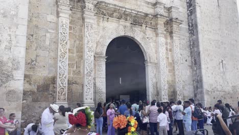 Iglesia-De-San-Servacio-Durante-Una-Celebración-Con-Una-Mujer-Vestida-Con-Ropa-Tradicional