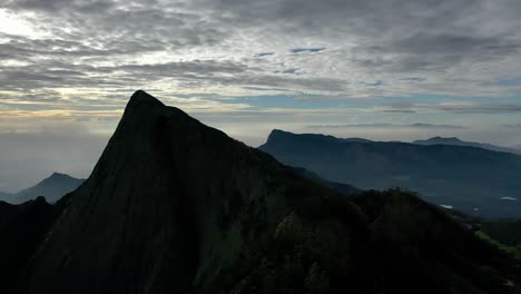 Cámara-Aérea-De-Drones-La-Cámara-De-Drones-Avanza,-Muchas-Montañas-Grandes-Son-Visibles