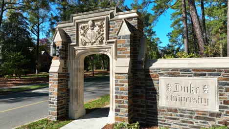 Eingang-Und-Schild-Zum-Campus-Der-Duke-University