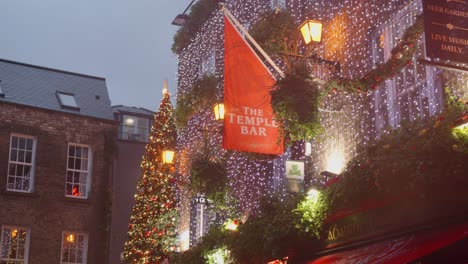 Señal-De-Entrada-Del-Bar-Del-Templo-Decorada-Con-Luces-Navideñas-Durante-La-Noche.