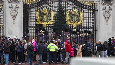 Bloqueo-De-Turistas-En-El-Palacio-De-Buckingham-Lleno-De-Gente,-Policía-Ordenando-A-La-Gente-Que-Sigan-Moviéndose