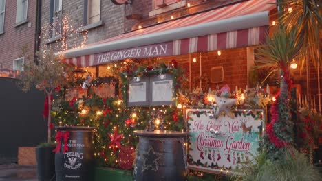 El-Jardín-Navideño-Del-Hombre-Jengibre-Con-Hermosas-Decoraciones-Y-Luces-Navideñas.