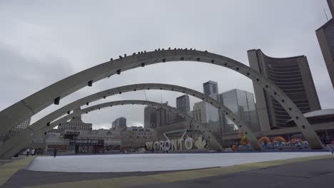 Gente-Patinando-Sobre-Hielo-En-El-Centro-De-Toronto-Durante-El-Invierno.