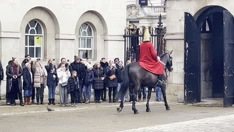 Dos-Soldados-De-Caballería-Montada-Realizan-La-Ceremonia-De-Cambio-De-Guardia-De-Los-Reyes-Salvavidas