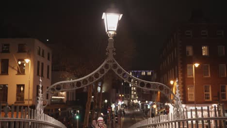 Menschen,-Die-Nachts-Auf-Der-Ha&#39;penny-Bridge-Laufen,-Nahaufnahmen