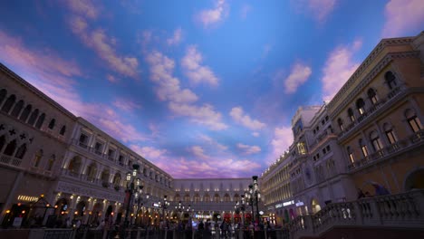 Incline-Hacia-Abajo-Desde-El-Techo-Pintado-De-Azul-Nube-Dentro-De-La-Réplica-De-La-Plaza-San-Marco-En-El-Segundo-Piso-Dentro-Del-Venetian-Resort-Hotel-And-Casino-En-Las-Vegas