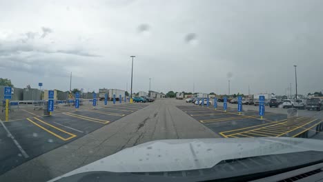 POV-–-Fahrt-über-Den-Parkplatz-Von-Walmart,-Vorbei-An-Dem-Bereich,-Der-Für-Die-Kundenabholung-An-Einem-Bewölkten,-Regnerischen-Tag-Vorgesehen-Ist