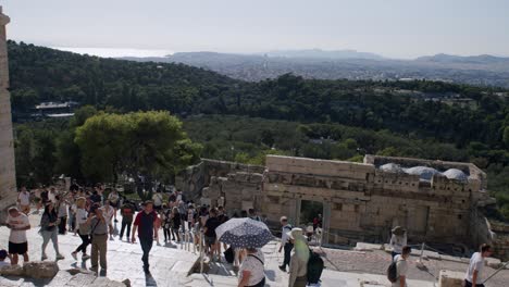 Turistas-Que-Visitan-El-Templo-Del-Partenón-En-Un-Día-Soleado-De-Verano,-Gente-Subiendo-La-Antigua-Escalera