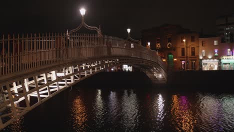 Famoso-Puente-Ha&#39;penny-Reflejos-De-Luz-En-El-Río-Liffey-Durante-La-Noche