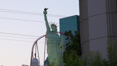 Casino-En-Las-Vegas,-Con-Réplica-De-La-Estatua-De-La-Libertad.