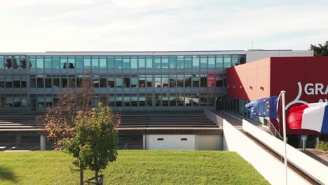 Drone-ascends,-revealing-Grand-Avignon-Council-Office