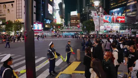 Zeitlupenschwenk-über-Shibuya-Scramble-In-Der-Halloween-Nacht-In-Tokio