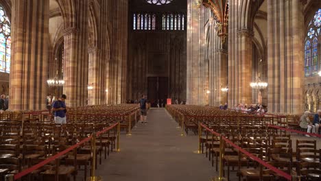 La-Gente-Admira-El-Interior-De-La-Catedral-De-Nuestra-Señora-De-Estrasburgo