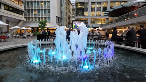 Australien-Square-Sydney-Springbrunnen-Wechselnde-Farbe-Mit-Großer-Leinwand-Im-Hintergrund